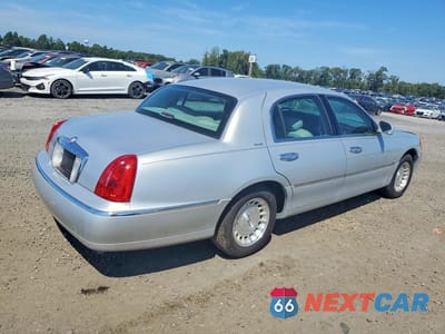 Trzecie zdjęcie samochodu z tyłu: 1998 LINCOLN TOWN CAR EXECUTIVE VIN:1LNFM81W8WY727764 - miniatura