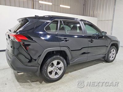 Trzecie zdjęcie samochodu z tyłu: 2025 TOYOTA RAV4 XLE VIN:2T3W1RFV9SC350791 - miniatura