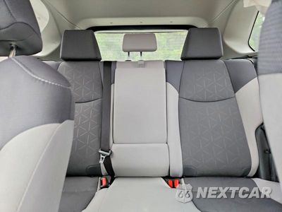 Zdjęcie 10 z 13 samochodu: 2025 TOYOTA RAV4 HYBRID XLE VIN:JTMRWRFV2SJ075051 - miniatura