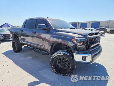 Czwarte zdjęcie samochodu z boku: 2017 TOYOTA TUNDRA SR5 VIN:5TFDW5F15HX604417 - miniatura