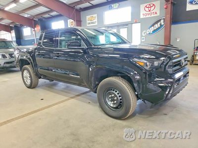 Czwarte zdjęcie samochodu z boku: 2025 TOYOTA TACOMA SR5 VIN:3TMLB5JN4SM148201 - miniatura