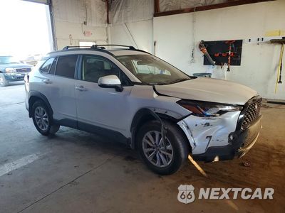 Czwarte zdjęcie samochodu z boku: 2023 TOYOTA COROLLA CROSS LE VIN:7MUBAABGXPV077090 - miniatura