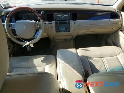 Zdjęcie 8 z 12 samochodu: 2011 LINCOLN TOWN CAR SIGNATURE LIMITED VIN:2LNBL8CV3BX761207 - miniatura