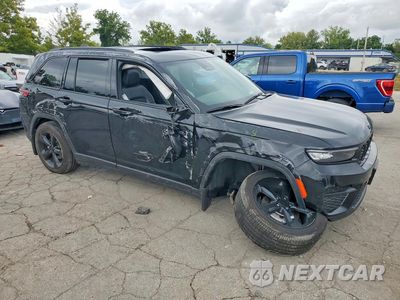 Czwarte zdjęcie samochodu z boku: 2025 JEEP GRAND CHEROKEE LAREDO VIN:1C4RJHAG3SC320509 - miniatura