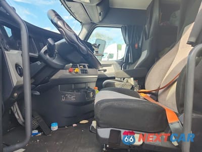 Zdjęcie 7 z 13 samochodu: 2019 FREIGHTLINER CASCADIA 126 VIN:3AKJHHDR2KSKB6124 - miniatura
