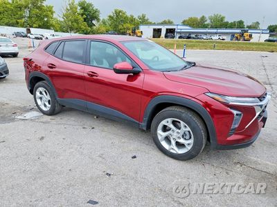 Czwarte zdjęcie samochodu z boku: 2024 CHEVROLET TRAX LS VIN:KL77LFE29RC216991 - miniatura