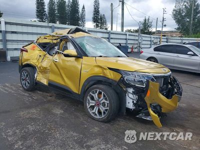 Czwarte zdjęcie samochodu z boku: 2021 KIA SELTOS SX VIN:KNDETCA28M7177052 - miniatura