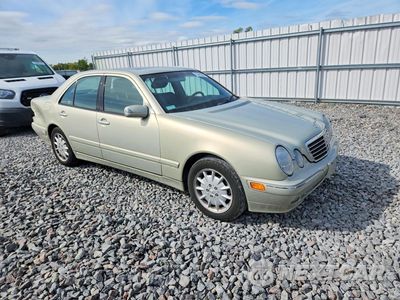 Czwarte zdjęcie samochodu z boku: 2000 MERCEDES-BENZ E 320 VIN:WDBJF65J3YB114676 - miniatura