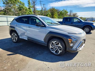 Czwarte zdjęcie samochodu z boku: 2026 HYUNDAI KONA SEL PREMIUM VIN:KM8HDCA31TU345970 - miniatura