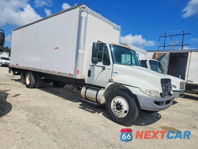 Czwarte zdjęcie samochodu z boku: 2013 INTERNATIONAL 4300 BOX TRUCK VIN:1HTMMAAL2DH482405 - miniatura