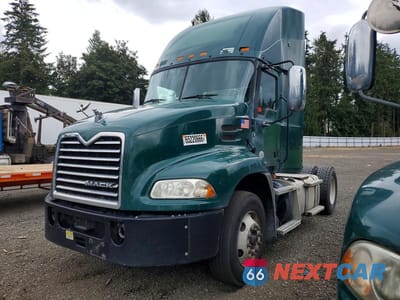 2018 MACK CXU612 SEMI TRUCK 1M1AW01X7JM010629 - główne zdjęcie licytacji z USA - miniatura