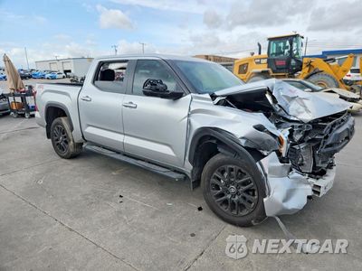 Czwarte zdjęcie samochodu z boku: 2026 TOYOTA TUNDRA SR5 VIN:5TFLA5DB2TX437044 - miniatura