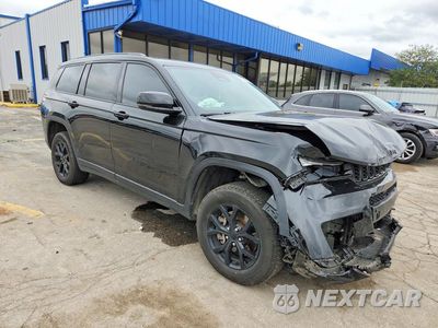 Czwarte zdjęcie samochodu z boku: 2025 JEEP GRAND CHEROKEE L LAREDO VIN:1C4RJKAG4S8640180 - miniatura