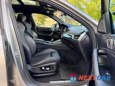 Piąte zdjęcie samochodu w środku: 2021 BMW X6 M VIN:5YMCY0C06M9F61901 - miniatura
