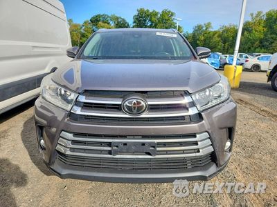 Piąte zdjęcie samochodu w środku: 2018 TOYOTA HIGHLANDER LIMITED VIN:5TDDZRFH5JS488353 - miniatura