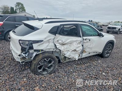 Trzecie zdjęcie samochodu z tyłu: 2025 CHEVROLET TRAX 1LT VIN:KL77LHEP5SC215611 - miniatura