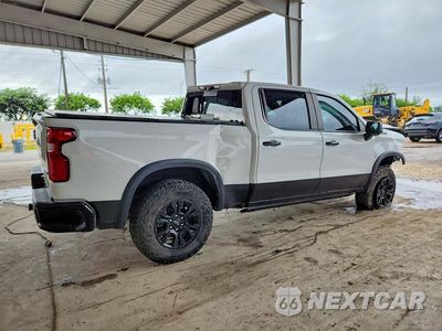 Trzecie zdjęcie samochodu z tyłu: 2022 CHEVROLET SILVERADO K1500 ZR2 VIN:3GCUDHEL3NG691163 - miniatura