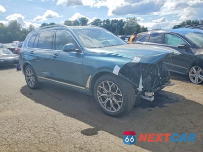 Czwarte zdjęcie samochodu z boku: 2025 BMW X7 XDRIVE40I VIN:5UX23EM08S9W46164 - miniatura
