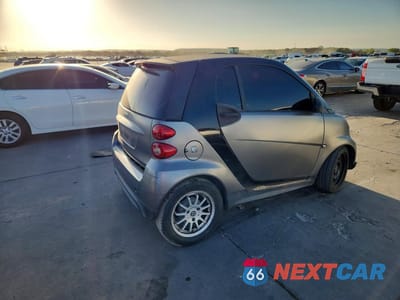 Trzecie zdjęcie samochodu z tyłu: 2013 SMART FORTWO PURE VIN:WMEEJ3BA1DK687771 - miniatura