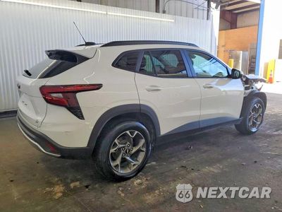 Trzecie zdjęcie samochodu z tyłu: 2026 CHEVROLET TRAX 1LT VIN:KL77LHEP0TC066736 - miniatura