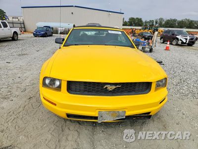 Piąte zdjęcie samochodu w środku: 2005 FORD MUSTANG VIN:1ZVFT84N455207973 - miniatura