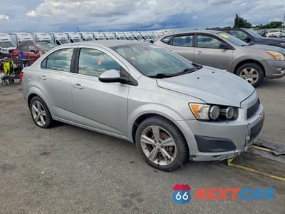 Czwarte zdjęcie samochodu z boku: 2015 CHEVROLET SONIC LT VIN:1G1JC5SB6F4206098 - miniatura