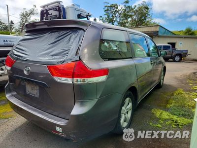 Trzecie zdjęcie samochodu z tyłu: 2011 TOYOTA SIENNA BASE 7-PASSENGER VIN:5TDZK3DCXBS040755 - miniatura