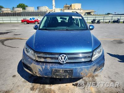 Piąte zdjęcie samochodu w środku: 2017 VOLKSWAGEN TIGUAN S VIN:WVGBV7AX6HK051576 - miniatura