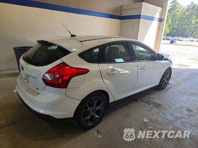 Trzecie zdjęcie samochodu z tyłu: 2014 FORD FOCUS SE VIN:1FADP3K27EL319257 - miniatura