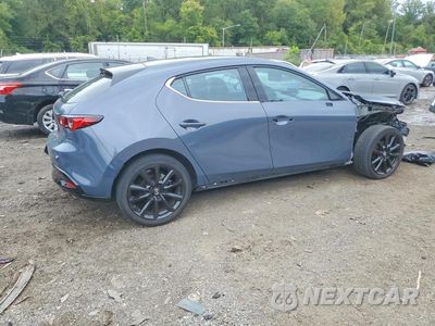 Trzecie zdjęcie samochodu z tyłu: 2023 MAZDA 3 PREMIUM VIN:JM1BPAMM2P1608176 - miniatura
