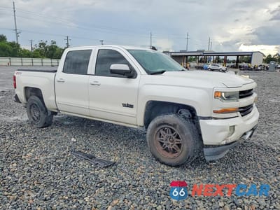 Czwarte zdjęcie samochodu z boku: 2018 CHEVROLET SILVERADO K1500 LT VIN:3GCUKRECXJG167126 - miniatura