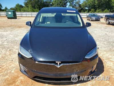Piąte zdjęcie samochodu w środku: 2018 TESLA MODEL X VIN:5YJXCBE25JF121914 - miniatura