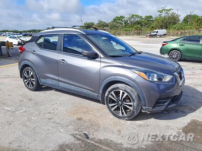 Czwarte zdjęcie samochodu z boku: 2019 NISSAN KICKS SV VIN:3N1CP5CU5KL507294 - miniatura