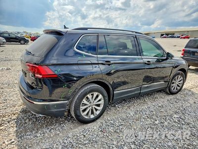 Trzecie zdjęcie samochodu z tyłu: 2018 VOLKSWAGEN TIGUAN SE VIN:3VV3B7AX0JM187719 - miniatura
