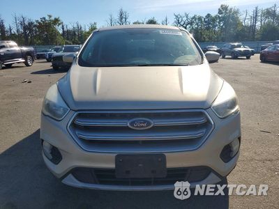 Piąte zdjęcie samochodu w środku: 2017 FORD ESCAPE SE VIN:1FMCU9GD4HUC61548 - miniatura