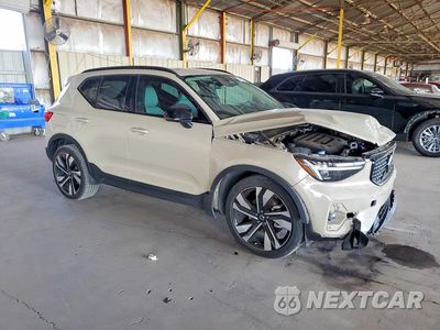 Czwarte zdjęcie samochodu z boku: 2025 VOLVO XC40 PLUS VIN:YV4L12UC7S2457659 - miniatura