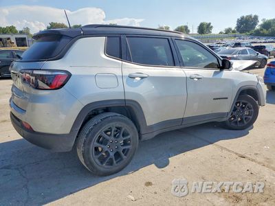 Trzecie zdjęcie samochodu z tyłu: 2024 JEEP COMPASS LATITUDE VIN:3C4NJDBN9RT142561 - miniatura