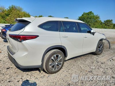 Trzecie zdjęcie samochodu z tyłu: 2022 TOYOTA HIGHLANDER XLE VIN:5TDGZRAH9NS091450 - miniatura