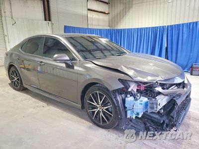 Czwarte zdjęcie samochodu z boku: 2022 TOYOTA CAMRY HYBRID SE VIN:4T1S31AK0NU583722 - miniatura
