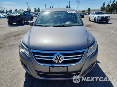 Piąte zdjęcie samochodu w środku: 2011 VOLKSWAGEN TIGUAN S VIN:WVGAV7AX3BW525141 - miniatura