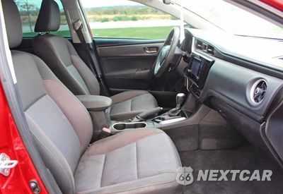 Piąte zdjęcie samochodu w środku: 2018 TOYOTA COROLLA LE VIN:5YFBURHE7JP815952 - miniatura