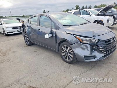 Czwarte zdjęcie samochodu z boku: 2025 NISSAN VERSA SV VIN:3N1CN8EV1SL826396 - miniatura