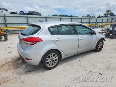 Trzecie zdjęcie samochodu z tyłu: 2017 KIA FORTE5 LX VIN:KNAFK5A82H5690304 - miniatura