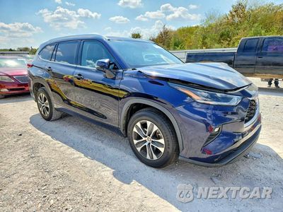Czwarte zdjęcie samochodu z boku: 2021 TOYOTA HIGHLANDER XLE VIN:5TDGZRAH8MS069745 - miniatura
