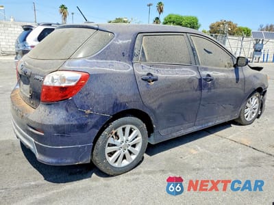 Trzecie zdjęcie samochodu z tyłu: 2010 TOYOTA MATRIX BASE VIN:2T1KU4EE0AC259085 - miniatura