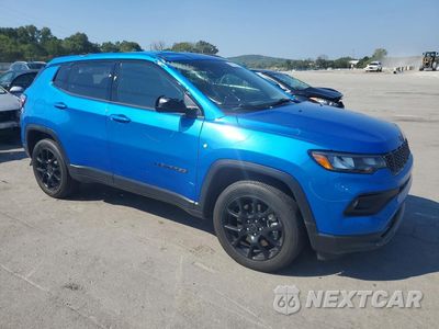 Czwarte zdjęcie samochodu z boku: 2025 JEEP COMPASS LATITUDE VIN:3C4NJDBN3ST567456 - miniatura
