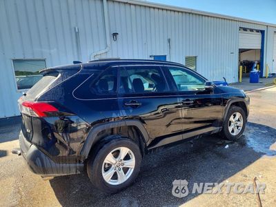 Trzecie zdjęcie samochodu z tyłu: 2021 TOYOTA RAV4 XLE VIN:2T3W1RFV4MC159718 - miniatura