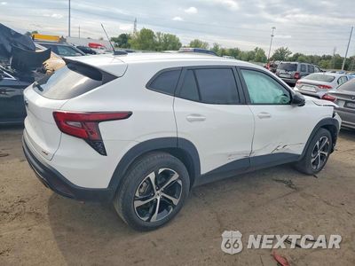 Trzecie zdjęcie samochodu z tyłu: 2025 CHEVROLET TRAX 1RS VIN:KL77LGEP4SC062388 - miniatura
