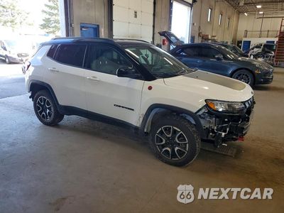 Czwarte zdjęcie samochodu z boku: 2025 JEEP COMPASS TRAILHAWK VIN:3C4NJDDN8ST521280 - miniatura