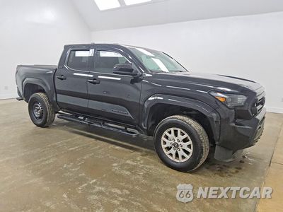 Czwarte zdjęcie samochodu z boku: 2026 TOYOTA TACOMA SR5 VIN:3TMKB5FN9TM060511 - miniatura
